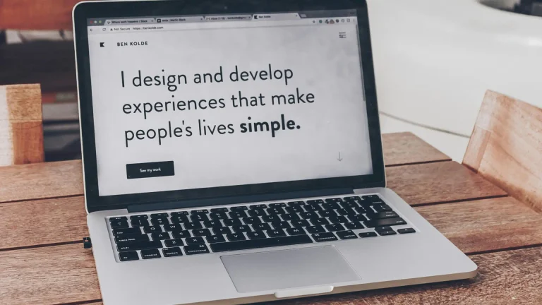 Foto di sito web che dice "Faccio design per migliorare l'esperienza delle persone rendendogli la vita più facile"