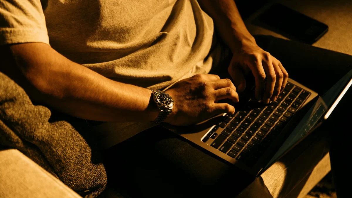 Tracking pixel – Bake Agency – foto di uomo al computer con luce calda